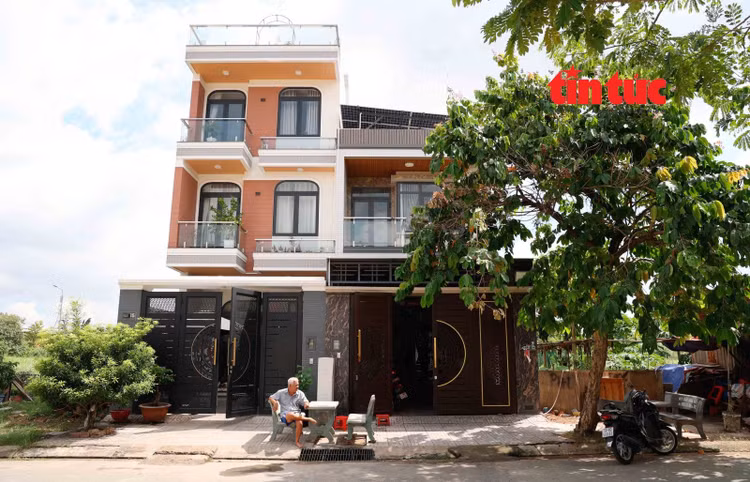 Nhiều ngôi nhà mới khang trang bắt đầu hình thành ở khu tái định cư Long Bửu 2.