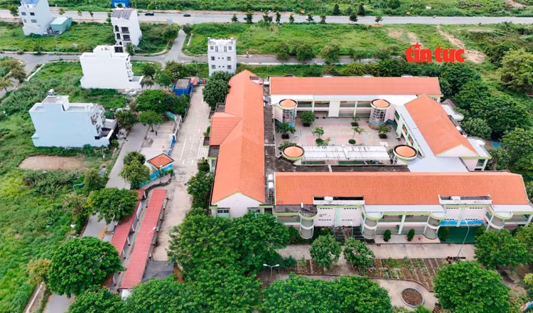 Trường học bên trong nội khu được đầu tư bài bản, khang trang, đáp ứng nhu cầu học tập của con em cư dân.