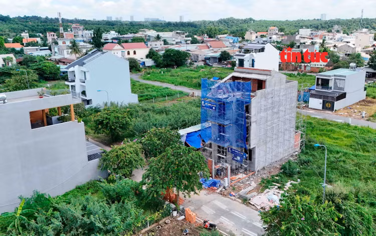 Người dân bắt đầu xây dựng nhà ở nhiều hơn tại khu tái định cư Long Bửu 2.
