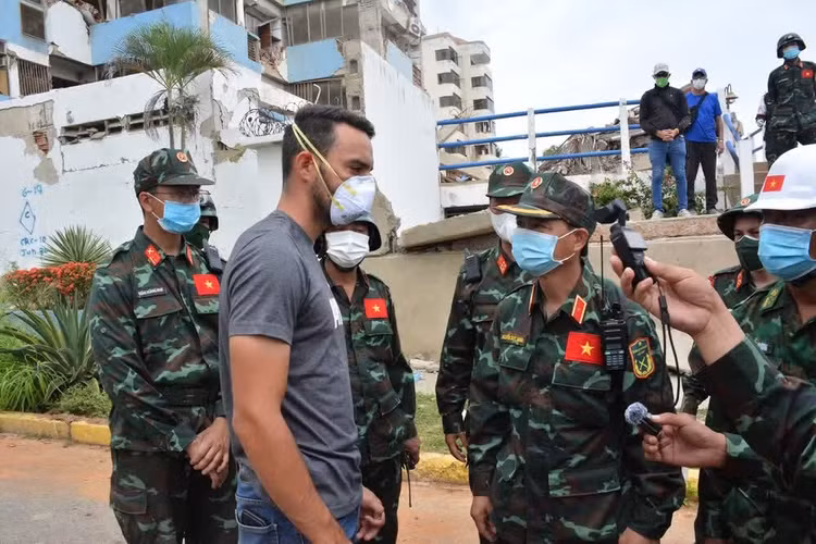 Anh Oscar Fernandez cảm ơn bộ đội Việt Nam đã giúp tìm kiếm và đưa thi thể mẹ anh ra khỏi công trình đổ sập ngày 4/7 (giờ địa phương). (Ảnh: Hoàng Vũ/Vietnam+)