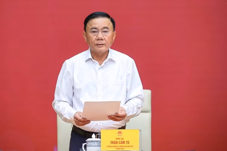 Đồng chí Trần Cẩm Tú, Ủy viên Bộ Chính trị, Thường trực Ban Bí thư, Trưởng đoàn Kiểm tra, giám sát số 12 của Bộ Chính trị phát biểu tại Hội nghị - Ảnh: VGP/Nhật Bắc