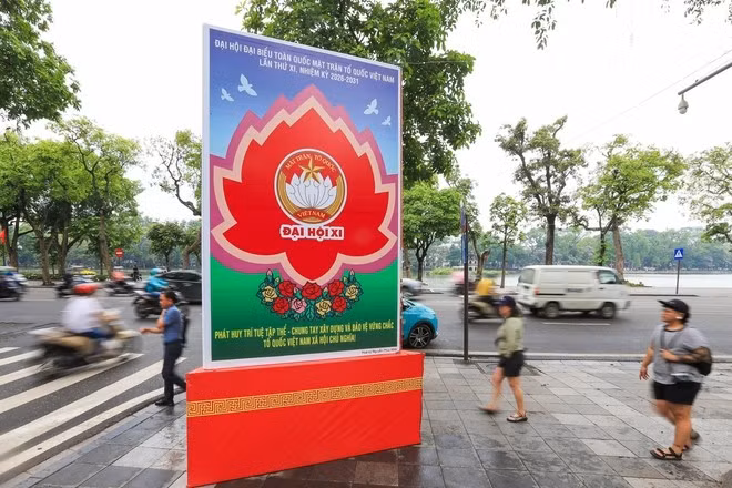 Những tuyến đường Hà Nội rực rỡ cờ hoa chào mừng Đại hội đại biểu toàn quốc MTTQ Việt Nam lần thứ XI. Ảnh: Quang Vinh