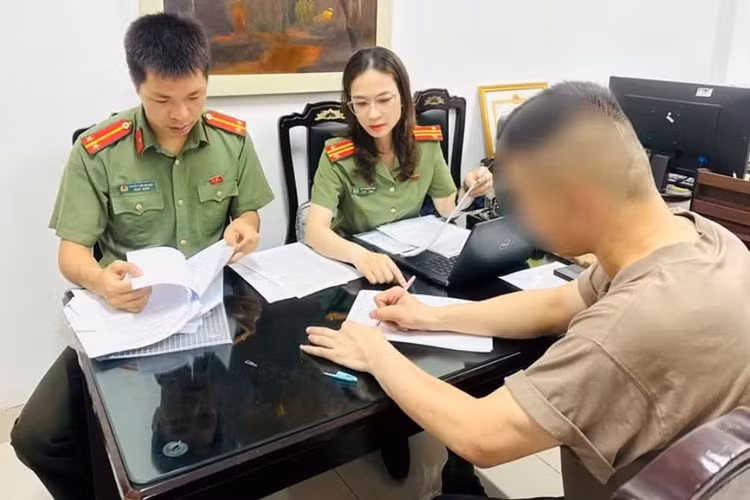 Cơ quan Công an làm việc với đơn vị tổ chức cuộc thi. Ảnh CAHN