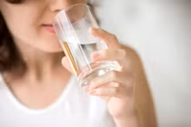 Đang ngủ phải dậy uống nước liên tục, đừng vội nghĩ do thiếu nước