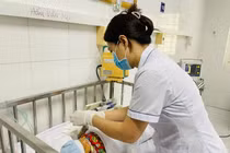 Uống mật ong, cứa dao lam "giải bệnh”, trẻ sơ sinh nguy kịch