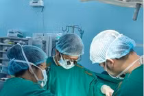 Dị vật2 cm mắc kẹt 6 tháng trong thực quản, chèn hẹp khí quản bé trai 6 tuổi