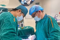 Tưởng chấn thương nhẹ, bé trai hơn 10 tuổi bị rách bao tinh hoàn