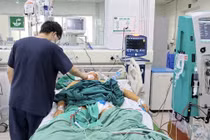 Sau mưa lũ, nhiều người nhiễm xoắn khuẩn vàng da suy gan, suy thận nặng