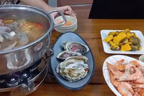Bộ Y tế chỉ đạo khẩn vụ 7 người ngộ độc sau ăn buffet ốc