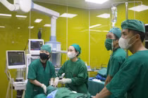Ù tai kéo dài, trẻ 10 tuổi bị dị vật bít kín ống tai