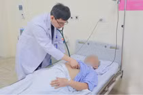 Đang chơi cờ người đàn ông 80 tuổi bị ngất do hẹp khít động mạch vành