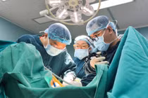 Tự nặn mụn, thanh niên 26 tuổi nhiễm khuẩn huyết, phải làm hậu môn nhân tạo