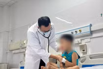 Bác sĩ thăm khám cho bệnh nhi - Ảnh BVCC