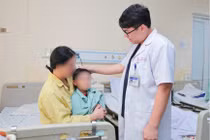 Trẻ 5 tuổi gặp họa khi chạy vào vùng chuyển động của máy tập ngoài trời