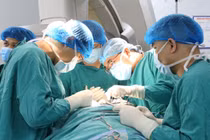 Cao, gầy, tay chân dài bất thường phải mổ tim hở vì hội chứng Marfan