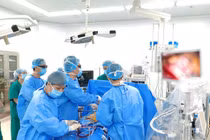 Nội soi vá dị tật tim bẩm sinh âm thầm ở nữ bệnh nhân 23 tuổi