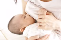 Nuôi con bằng sữa mẹ, lợi ích tương đương trồng cả cánh rừng