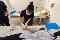 Tự chữa ngứa, cụ bà người dân tộc Tày bị bong vảy da khắp người