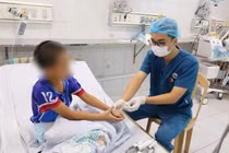 Trẻ 9 tuổi uống nhầm methadone ngộ độc ngừng tim, hôn mê