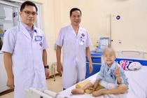 Bé 6 tuổi mắc ung thư xương được thay khớp tăng trưởng nhân tạo