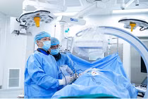 Đau lưng dai dẳng người phụ nữ bị sỏi san hô lớn lấp đầy các đài thận