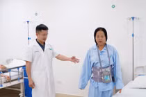 Vết mổ 1 cm giúp người bệnh tổn thương cột sống sớm vận động