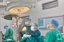 Sốt cao, ho đờm mùi phân: Hé lộ đường rò hiếm gặp từ đại tràng lên phổi