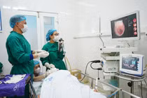 Ho kéo dài tưởng u phổi, cụ ông phát hiện dị vật mắc sâu trong phế quản