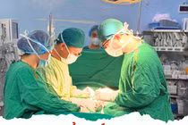 Cậu bé 14 tuổi phải cắt bỏ tinh hoàn vì đau tự uống thuốc