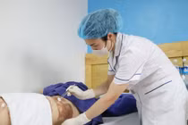  Dùng xăng đốt rác tại nhà, người phụ nữ bỏng nhiều vị trí trên cơ thể 