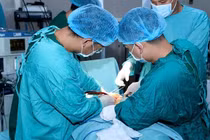 Truyền 26 đơn vị máu, cứu sống du khách nước ngoài vỡ lách, vỡ thận