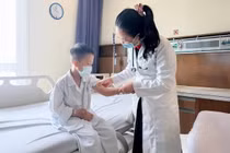 Rách đầu ngón tay do bóc keo 502, trẻ 8 tuổi bị viêm mô tế bào