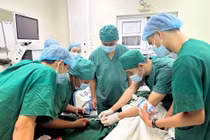 Bé trai 4 tuổi mắc kẹt ngón tay trong ống sắt khi đang chơi đùa