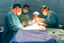 Cắt khớp sọ chữa đầu bẹp, đầu méo cho trẻ