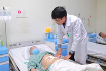Cụ bà 90 tuổi tắc cứng ruột non vì sỏi túi mật 25 mm