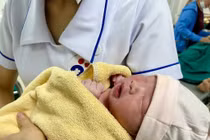 Nỗ lực đối diện bão dữ đảm bảo an toàn cho em bé chào đời