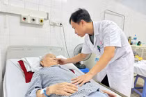 Nôn ra máu cụ bà 91 tuổi nguy kịch vì loét dạ dày