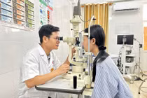 Nhìn đôi kéo dài 3 năm, nữ sinh 16 tuổi phải phẫu thuật điều chỉnh cơ mắt 