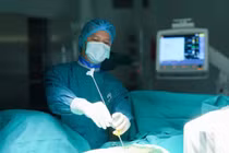 Cụ bà 82 tuổi gãy xẹp đốt sống sau cú ngã nhẹ, đau gần một tháng