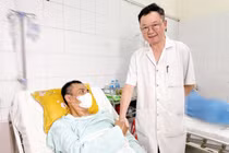 Đái máu kéo dài, người đàn ông 51 tuổi phát hiện u bàng quang 7 cm