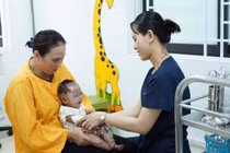 Ho, khò khè, bé gái 4 tháng tuổi mắc vảy cá bẩm sinh, viêm phổi tái diễn