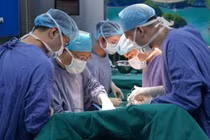 Cứu nam thanh niên bị bó sắt 3 tấn văng trúng, tiên lượng sống chỉ còn 1%