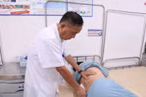Tưởng đau lưng bình thường, người đàn ông suýt liệt vì khối u tủy sống