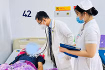 Đau ngực, ăn uống kém, người đàn ông phát hiện lao phổi