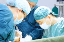 Bé trai 6 tuổi gãy xương đùi khi đạp xe, cảnh báo tai nạn hè