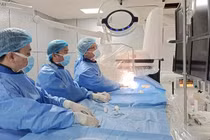 Trẻ 2 tuần tuổi tím tái do hẹp van tim nặng, được can thiệp kịp thời