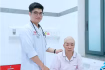 Hay quên, ít nói, người phụ nữ phát hiện khối u khổng lồ trong não