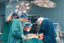 Tự chườm nóng vì tê chân, người đàn ông phải mổ tái tạo cả hai bàn chân