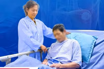 Run tay chân, đau bụng kéo dài, người đàn ông phát hiện vỡ u gan