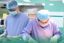 Ngã đập ngực vào lan can, người đàn ông không biết bị gãy 5 xương sườn
